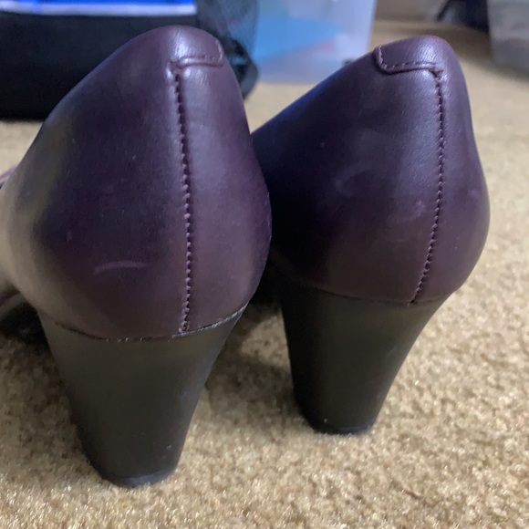 Burgundy Clark’s pumps size 5 - Picture 2 of 12